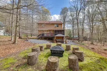 Mökkimajoitus Hot Tub & Game Room: Cozy Big Bass Lake Home!