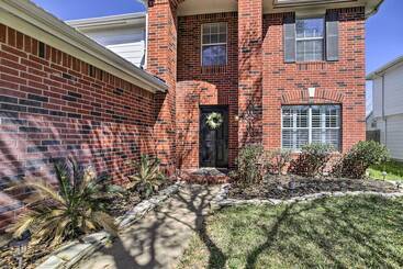 Mökkimajoitus Luxe Home 30 Miles To Houston W/ Pool & Grill