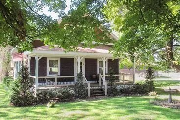 Mökkimajoitus Wilderness Retreat & Cross Country Ski Center!