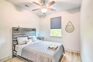 Mökkimajoitus Modern Waveland Home W/ Deck   Walk To The Beach!