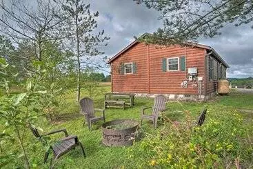 Mökkimajoitus Rustic Benezette Cabin: Porch, Hot Tub & Fire Pit