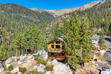 Mökkimajoitus Secluded Mountain Cabin: Sweeping Lake Tahoe Views