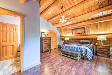 Сельский дом Spacious Down East Cabin W/ Deck + Views!