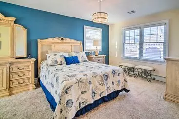 Mökkimajoitus Waterfront Beach Haven West Home W/ Boat Dock