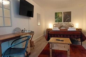 פונדק The Wheatsheaf