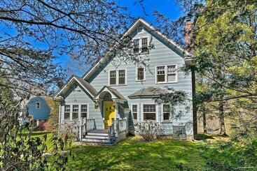 קוטג'' Charming Retreat W/ Fire Pit & Spacious Yard!