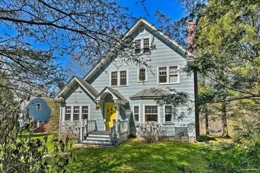 コテージ Charming Retreat W/ Fire Pit & Spacious Yard!