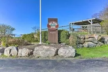 Mökkimajoitus Walk To Big Bass Lake: Family Home W/ Deck!