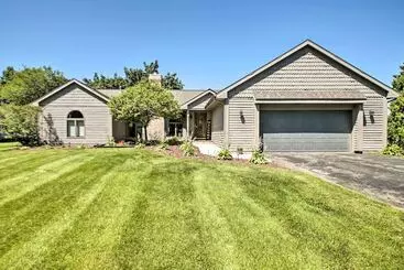 Mökkimajoitus Family Home W/ Deck, Yard, Dock On Rock River