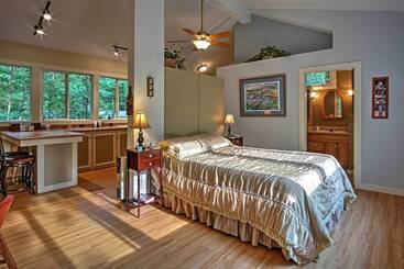 Harbert Cottage W/ Fire Pit: Half Mile To Beach!