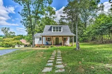 Mökkimajoitus Peaceful Virginia Cabin   Fish, Tube, Boat, Etc!