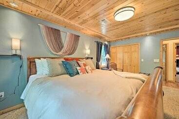 Remote Smithville Cottage: Furnished Deck & Grill