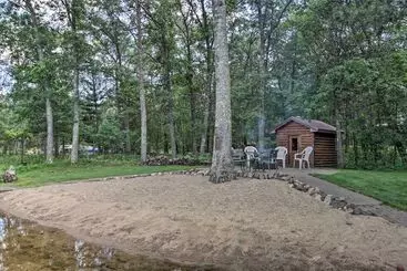 Mökkimajoitus Spacious Cabin On Cross Lake: Treehouse & Sauna!