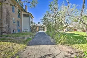 Mökkimajoitus Spacious  Old Saguache Manor    Built In 1914