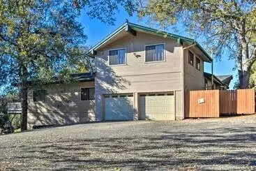 کلبه Yosemite Home W/ Deck < 4 Mi To Bass Lake!