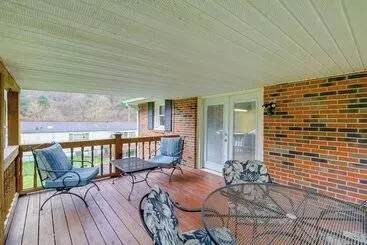 コテージ Bluefield Home W/ Covered Deck   Near Parks!
