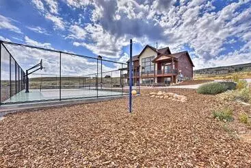 コテージ Cabin W/ Beach Access, Sport Court, Hot Tub & View