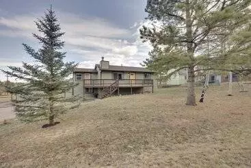 کلبه Comforting Woodland Park Home W/ Fire Pit!