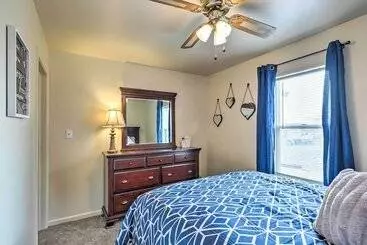 Mökkimajoitus Cozy Helper Home W/ Fenced Yard, Pets Welcome