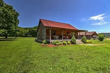 Vakantiehuisje Dream Valley Mountain View Cabin W/ Covered Porch!