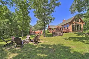 Mökkimajoitus Huge Vian Family Retreat: Hot Tub + Game Room