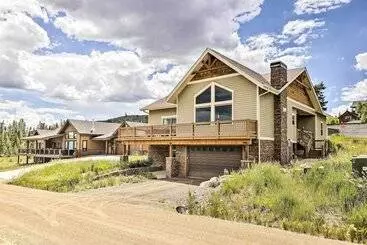 Mökkimajoitus Game Room & Hot Tub: Luxe Grand Lake Retreat!