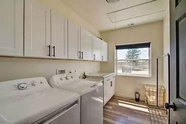 Mökkimajoitus Luxury Albuquerque Home W/ Pool, Deck, + Hot Tub!