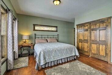 קוטג'' Majestic Granby Home W/ Hot Tub, Deck & Views!