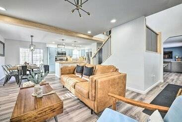 Сельский дом Mid Century Mod Poconos Retreat W/ Pool Table