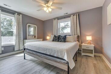 بيت ريفى Oak Island Home W/ Pool: Walk To Long Beach!