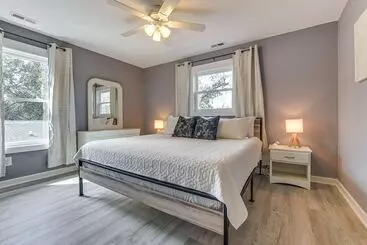 Mökkimajoitus Oak Island Home W/ Pool: Walk To Long Beach!