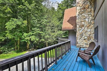 Hus på landet Peaceful Roan Mountain Escape: On Site Creek!