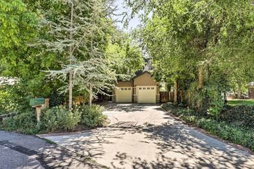 Casa Rural Secluded Home W/ Hot Tub & Mountain Views!