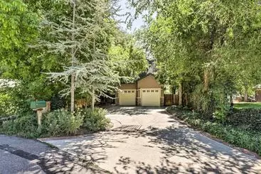 Mökkimajoitus Secluded Home W/ Hot Tub & Mountain Views!