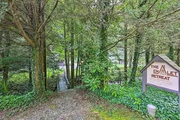 Mökkimajoitus The Chalet Retreat Cabin Across From Creek!