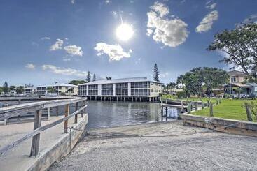 Dom wiejski Boat Lovers Paradise: Walk To Private Beach!