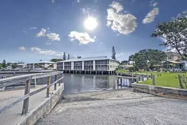 Mökkimajoitus Boat Lovers Paradise: Walk To Private Beach!