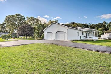 Mökkimajoitus Charming Lewisburg Home W/ Hot Tub & Games!