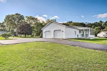 Mökkimajoitus Charming Lewisburg Home W/ Hot Tub & Games!