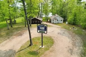 Cozy Carp Lake Cottage W/ Dock, Kayaks & Fire Pit