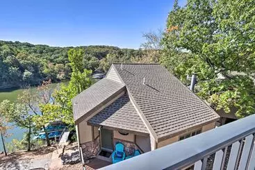 Mökkimajoitus Lakefront Home In The Woods W/ Community Pool!