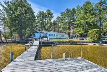 Mökkimajoitus Lakefront Naples Retreat With Docks & Fire Pits!