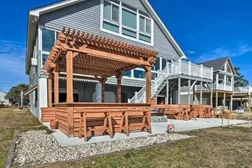 Mökkimajoitus Luxurious Waterfront Home W/ Private Pier & Views!