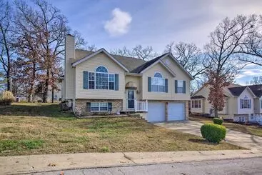 コテージ < Half Mi To Marinas: Osage Beach Home W/ Deck!
