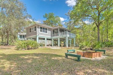별장 Riverfront Bell Gem: Boat Slip + Outdoor Amenities