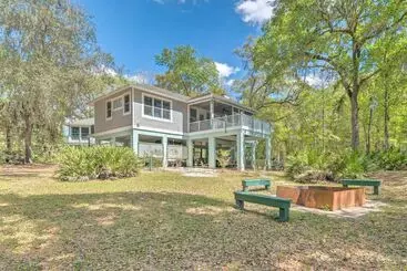 Vakantiehuisje Riverfront Bell Gem: Boat Slip + Outdoor Amenities