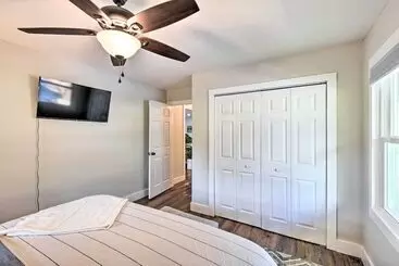 Mökkimajoitus Townville Lake House W/ Private Dock, Kayaks!