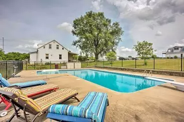Updated Berger Cottage W/ Pool, On A Private Farm!