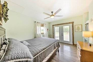 茅舍 Waterfront Missouri Escape W/ Private Pond & Dock!