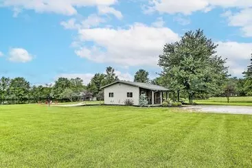 Mökkimajoitus Waterfront Missouri Escape W/ Private Pond & Dock!